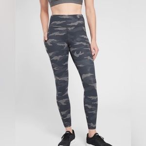 Athleta Ultimate Camo 7/8 Leggings Tight Pants in Excellent Condition